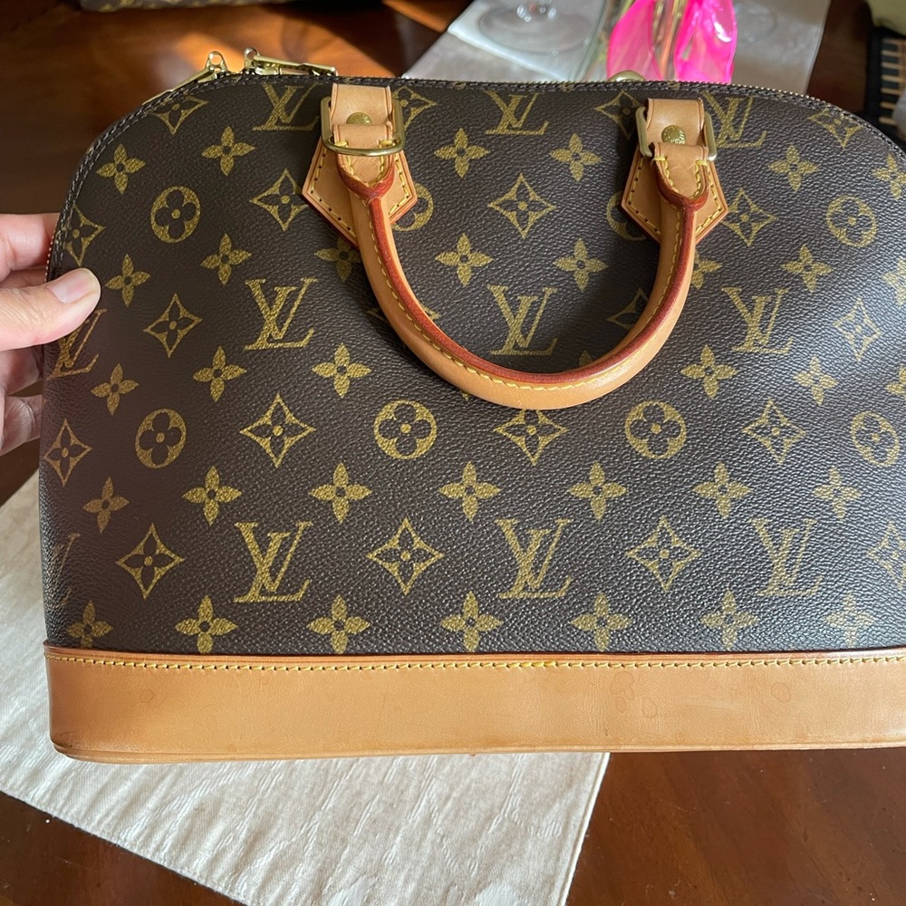 Louis Vuitton Alma Pm. An iconic monogram bag.